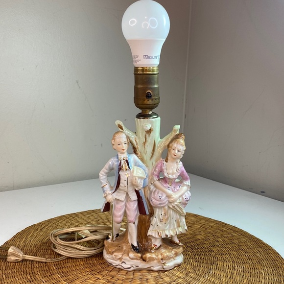 Vintage Victorian Colonial Couple Figurine Table Lamp Made in Japan
